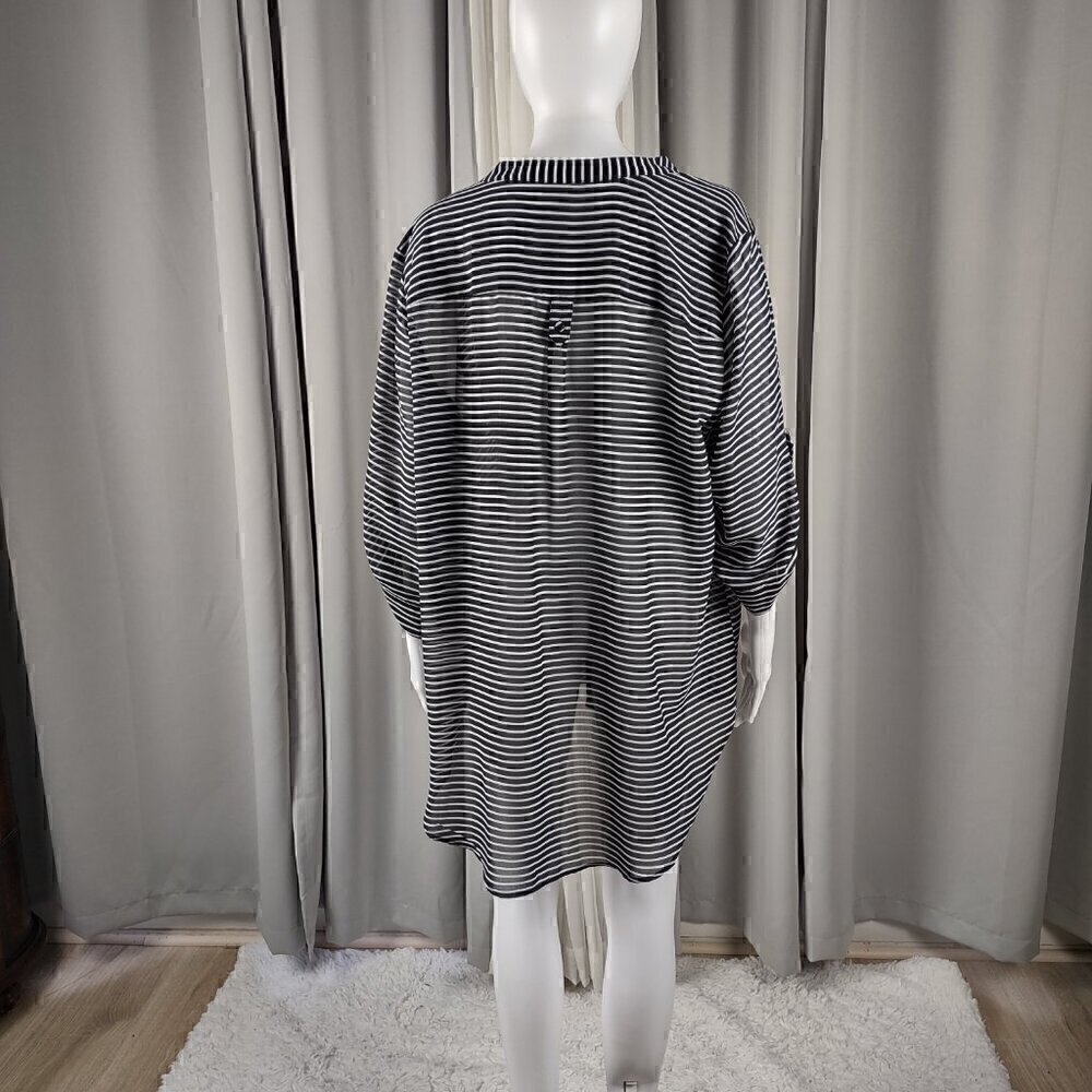 Torrid Black & White Striped Semi-Sheer 3/4 sleeve V-neck Tunic Top Sz 2 = US 18 - Picture 3 of 15